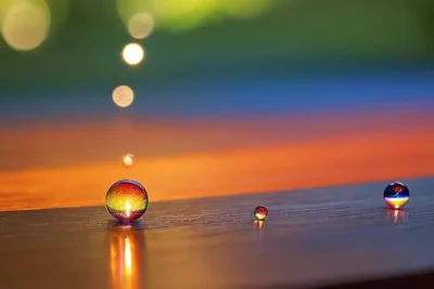 Un mélange vibrant de couleurs et de lumière