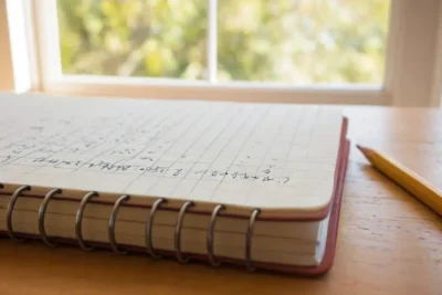 Cahier et outils sur un bureau en bois