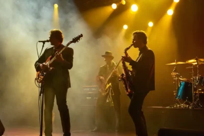 Concert vibrant avec musiciens passionnés et lumière