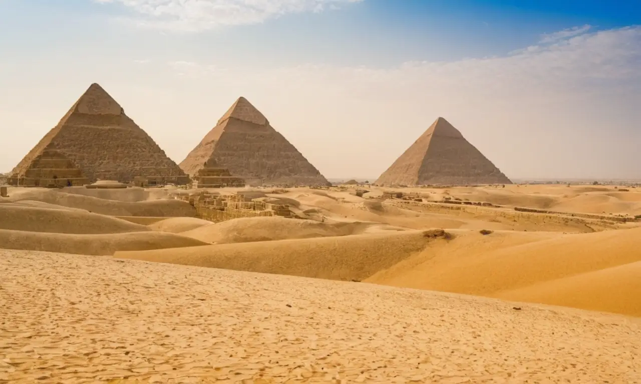 Désert ancien avec pyramide majestueuse