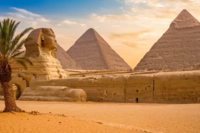 Pyramides de Gizeh dans un paysage ancien
