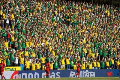 Stade de football vibrant sous un ciel bleu