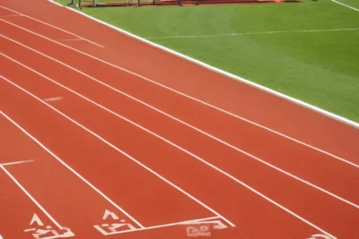 Piste dathlétisme sous un ciel ensoleillé