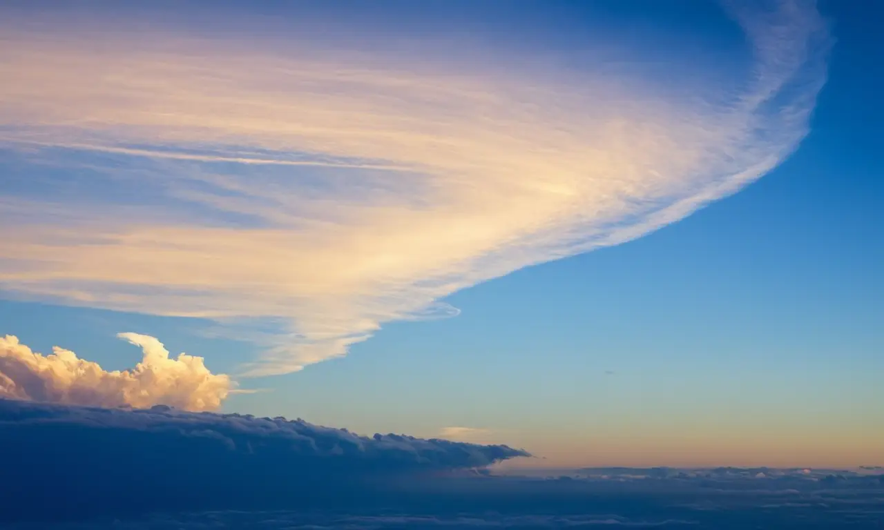 Immense ciel bleu avec nuages éthérés