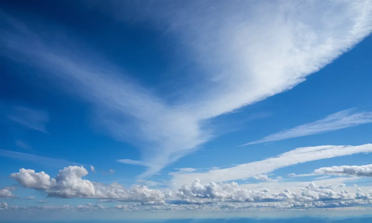 Ciel immense et serein avec nuages délicats