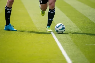 Terrain de football vibrant avec joueurs déterminés