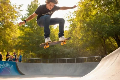 Scène dynamique de skatepark pleine d’énergie