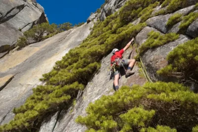 Escalade sur un rocher majestueux et difficile