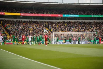 Terrain de football animé avec joueurs concentrés