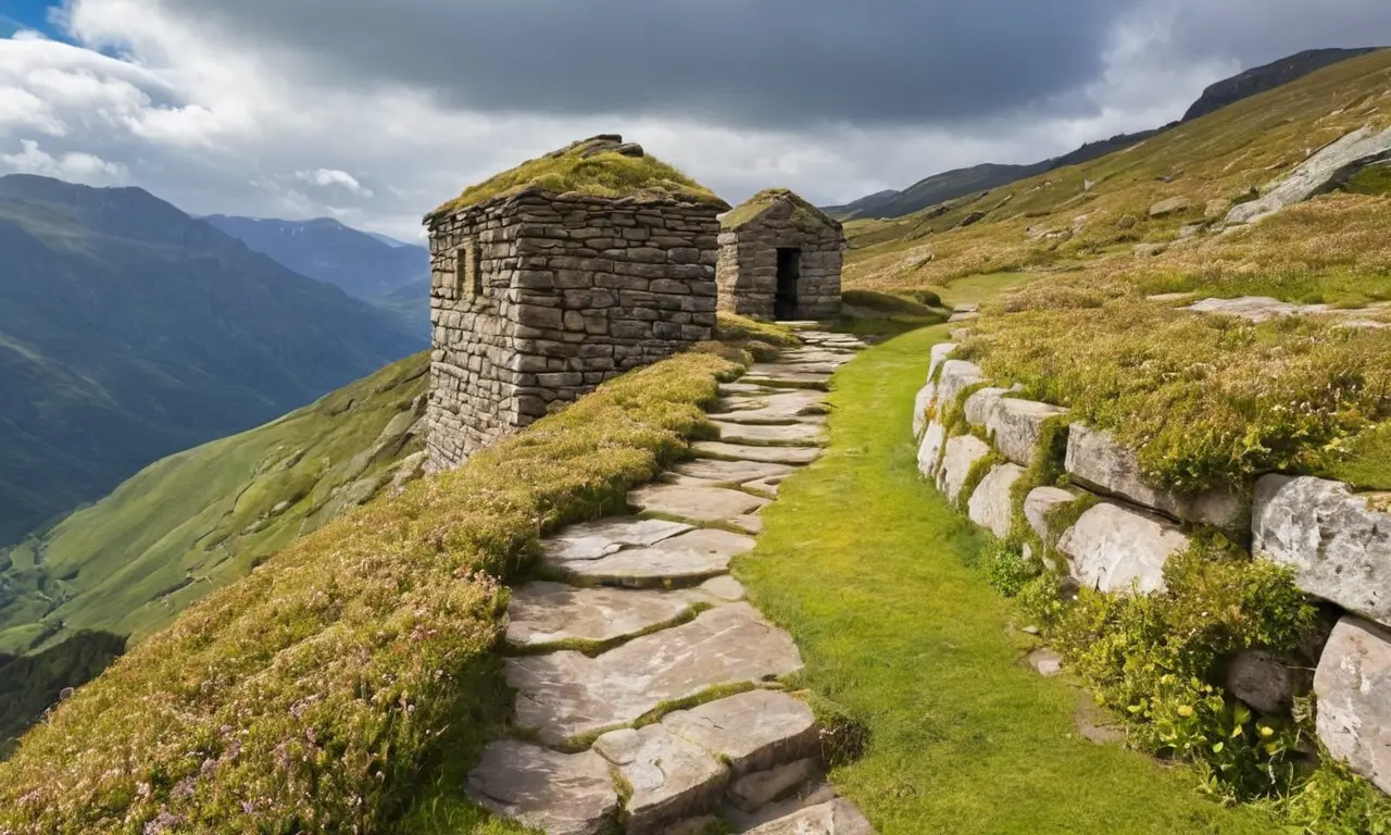 Chemin ancien, montagnes verdoyantes et histoire vivante