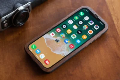 Smartphone élégant sur une table en bois