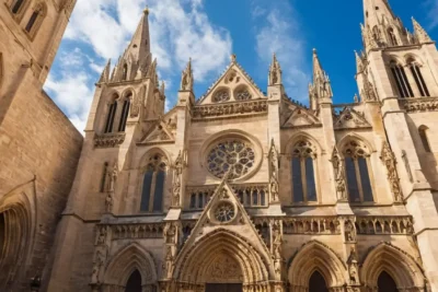 Façade gothique avec vitraux et touristes