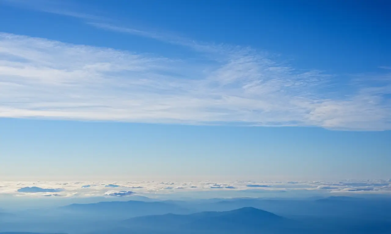 Ciel bleu vibrant avec nuages délicats